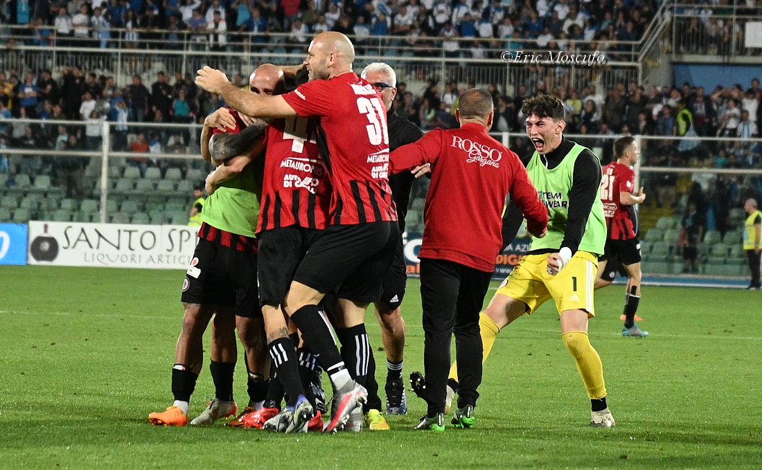L'ex portiere del Campobasso Matteo Raccichini (in panchina) esulta con i compagni dopo il gol dell'1-1