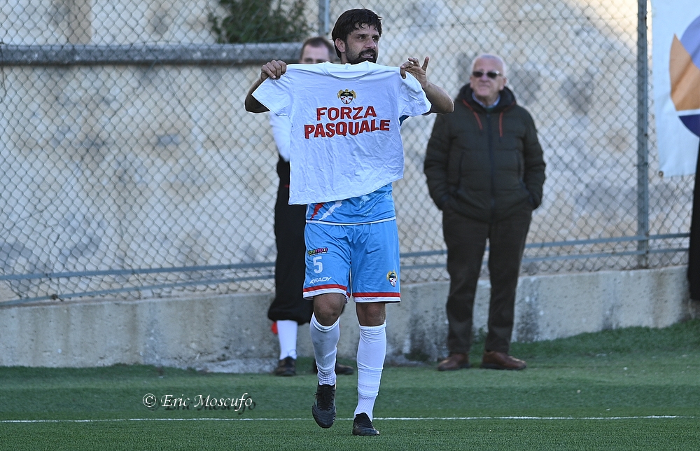 Mancino mostra la maglia dedicata a Pasquale Di Lullo (operato) dopo il gol